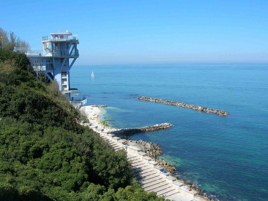 Spiaggia del Passetto Ancona1